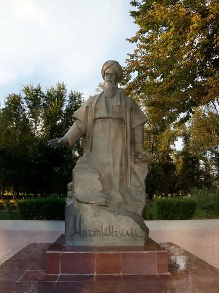 Astracán Rusia - 27 de agosto de 2016: El único monumento Magtymguly 1724 - 1807, líder espiritual turcomano y poeta filosófico, en Rusia . — Foto de Stock