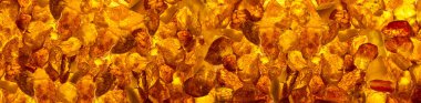 closeup Baltık amber taşlar dikdörtgen düz bir yüzeye yalan