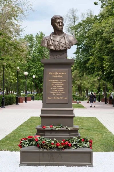 Monumento al poeta tártaro Mostafa Dzhalil . — Foto de Stock