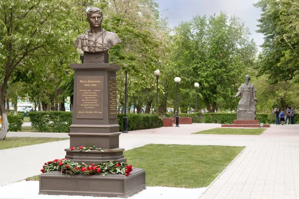Monumento al poeta tártaro, héroe de la Unión Soviética Musa Mostafa Dzhalil — Foto de Stock
