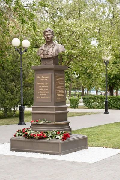 Monumento al poeta tártaro, héroe de la Unión Soviética Musa Mostafa Dzhalil — Foto de Stock