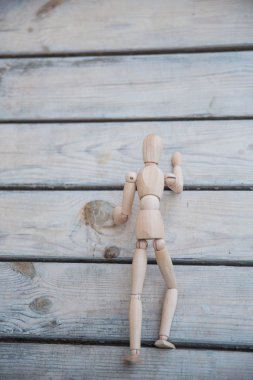Ahşap küçük adam yokuş yukarı yükselir
