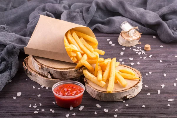 Patates kızartması üzerinde ahşap kesim ketçap ile gördüm