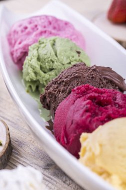 Çikolatalı dondurma beyaz eşya üzerinde diğer çok renkli topları arasında bir top