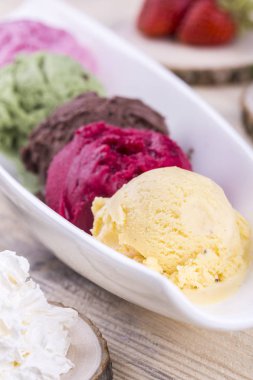 Karpuz dondurma ile ışık ahşap arka plan üzerinde beyaz eşya çok renkli topları