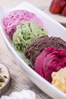 Çikolatalı dondurma ile ışık ahşap arka plan üzerinde çok renkli topları