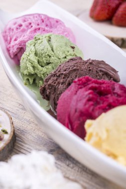 Diğer çok renkli topları beyaz eşya bir ışık ahşap arka plan üzerinde fıstıklı dondurma topla