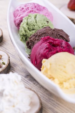 Çilek, Antep fıstığı, çikolata, yabanmersini ve muzlu dondurmanın içine beyaz Züccaciye