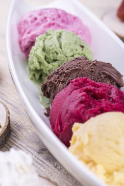 Beş çok renkli top dondurma içinde hafif ahşap arka plan üzerinde beyaz Züccaciye