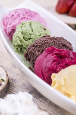 Beyaz Züccaciye çok renkli dondurma topları 