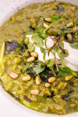 Keçi peyniri ve ıspanak ile çam fıstığı ile Orzotto