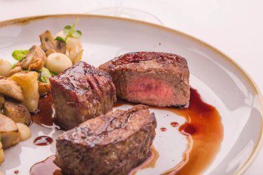 Sığır fileto, soslu bir plaka üzerinde üç adet 