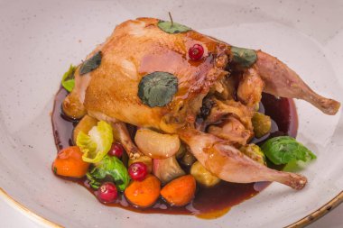 Bir lavanta ve kök bitkileri sos ile Bıldırcın dolması