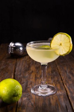 Tekila ile kokteyl Margarita. Tekila, Portakal likörü, limon suyu, çilek veya ahududu, seçim