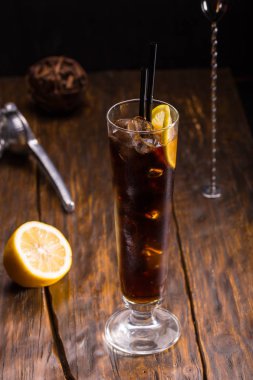 Asti Ti bir limon ve votka, ROM, tekila, Jim, likör, limon ve portakal suyu ve Coca