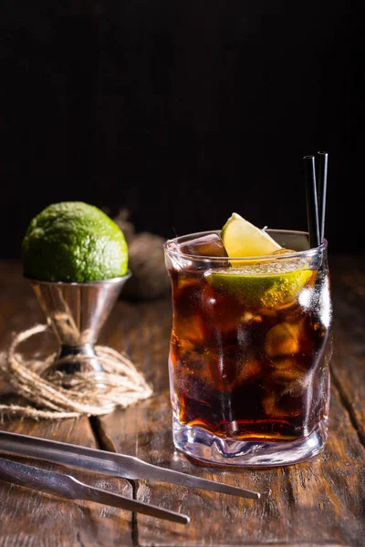 Whisky cocktail Kola met whisky, Coca en een citroen — Stockfoto
