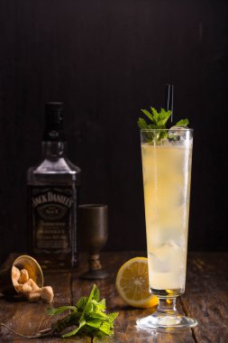 Kokteyl Mai Tai beyaz rom, Portakal likörü, ananas suyu ve bir kireç suyu