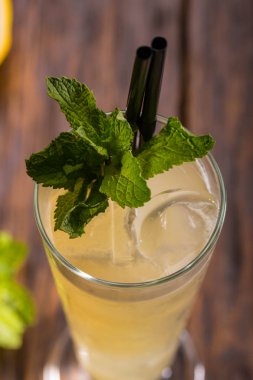 Alkollü kokteyl ROM, badem şurubu, buz ve nane ile 