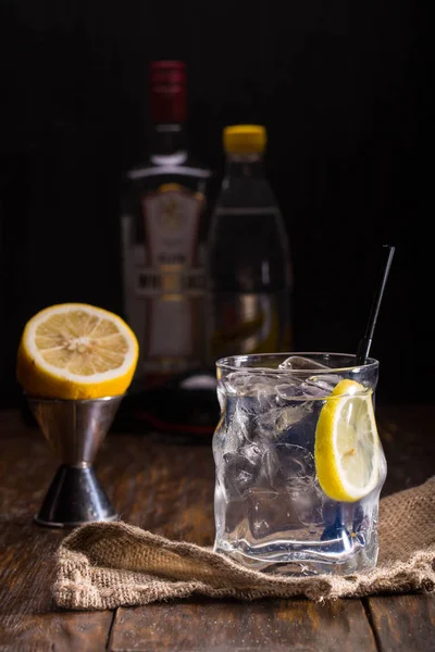 Alkoholischer Gin Tonic mit Gin Tonic und mit Eis — Stockfoto