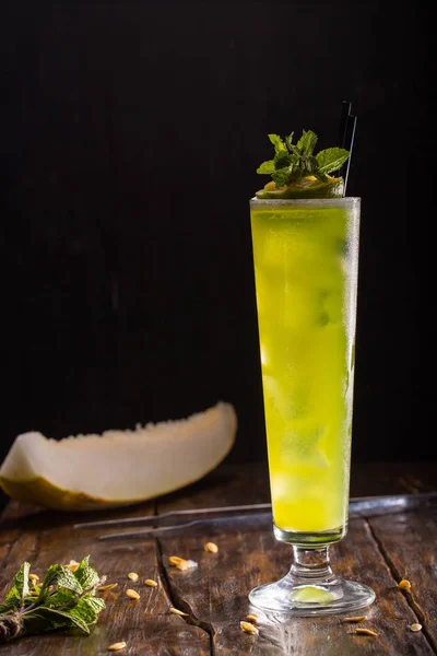 Cocktail med en grön melon likör, vit Rom, ananasjuice, sirap banan — Stockfoto