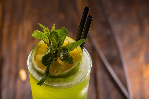 Cocktail med lime och mynta, vit Rom och juice av ananas — Stockfoto
