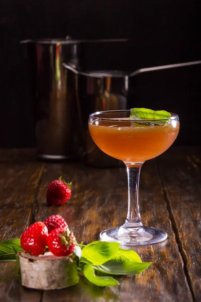 Teenie-Cocktail mit Wodka, Erdbeere und Basilikum, mit Zuckersirup — Stockfoto