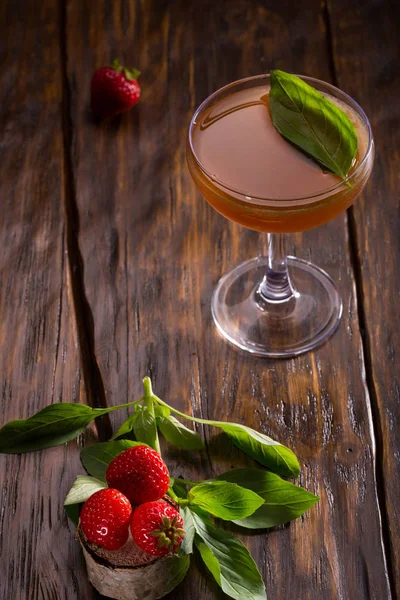 Alkoholhaltig drink med vodka, citronjuice, basilika och jordgubb — Stockfoto
