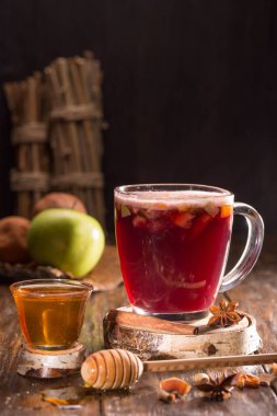Kırmızı şarap, bal, meyve ve baharat ile mulled şarap   