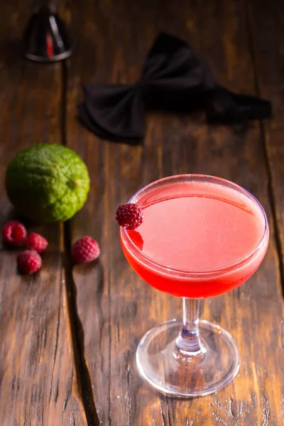 Alkoholhaltiga hallon cocktail med sirap hallon och vodka — Stockfoto