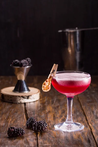 Cocktail med gin, blackberry likör, citron juice och socker sirap — Stockfoto