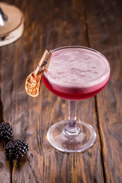 Gin med blackberry likör, saften av en citron och sockerlag — Stockfoto