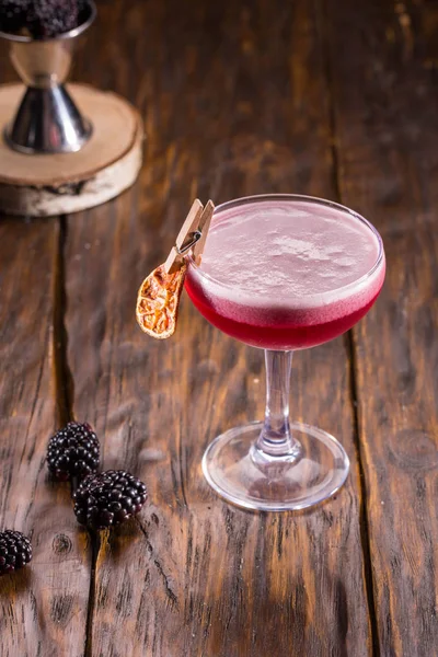 BlackBerry gin med sirap, citronsaft, sockersirap, blackberry likör — Stockfoto