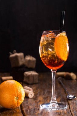 Aperol Shprits. Aperol, köpüklü şarap, kola, portakal