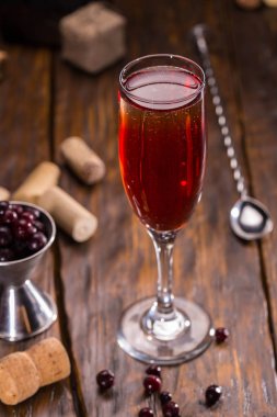 Bir kadeh köpüklü şarap likör ve blackcurrant