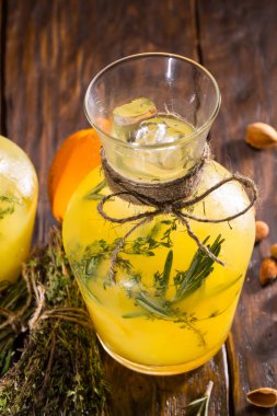 Baharatlar, buz ve badem şurubu ile turuncu limonata
