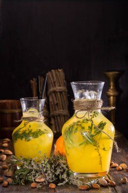 Limonata baharat ve badem, alkolsüz kokteyl ile turuncu