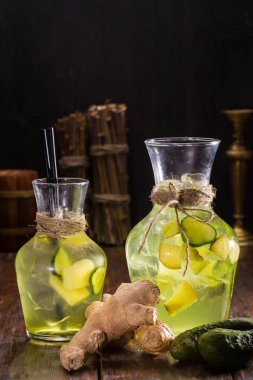 Salatalık ve zencefilli limonata ile salatalık parçaları, zencefil ve buz