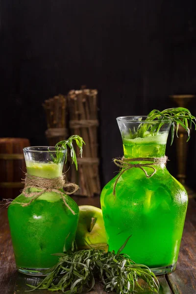 Limonada estragón. Refresco con hierbas y especias con hielo —  Fotos de Stock