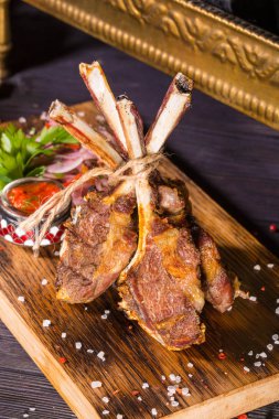 Koyun eti üzerinden Kastaleta. Baharat ile kömürlerin üzerinde bir taş koyun eti bonfile parçaları kızarmış