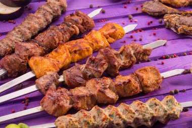 Duracaksınız üzerinden şiş kebap, şiş üzerinde sosu ve baharatlar ile servis edilir