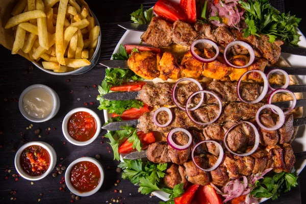 Domuz şiş kebap, Dana, koyun eti, tavuk ve kuzu kebap, duracaksınız. Patates kızartması, garlick sos ve ajika ile servis edilir