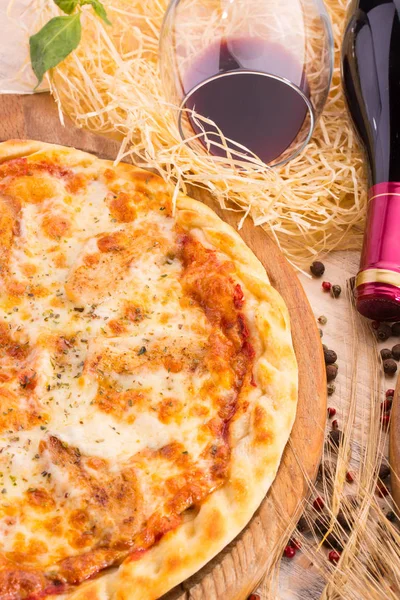 Kawałek pizzy z filet z kurczaka, oregano, sosem pomidorowym i serem z kieliszek wina — Zdjęcie stockowe