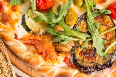 Kömürlerin, kabak, domates ve zeytin kızarmış sebze iliği pizza