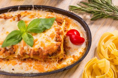 Domates soslu dana gelen forcemeat ile hamur ince yaprak