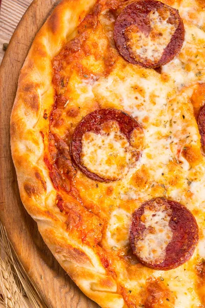 Trozo de pizza con salchicha de pepperoni rallada con queso y salsa de tomate — Foto de Stock