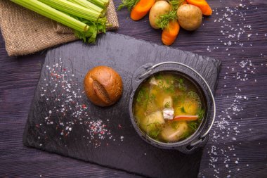 Tavuk çorbası, erişte ve yeşillik, çavdar unu rulo font ısıtıcısı