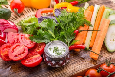 Taze salatalık, domates, Bahçe turp, kırmızı biber, biber biber, kereviz ve Yeşiller