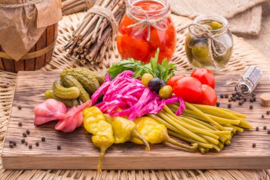 Bir cam kavanoz ve turşu küçük bir cam kavanoza Marine kiraz domates