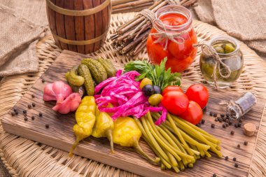 Tuzlu turşusu ve kiraz domates, fermente kırmızı lahana, sarımsak, acı biber turşusu ve ramson Marine