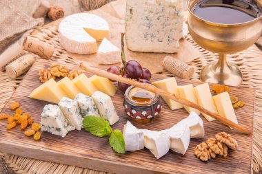 Peynir duracaksınız. Dorblu peynir, peyniri, Parmesan, Suluguni.